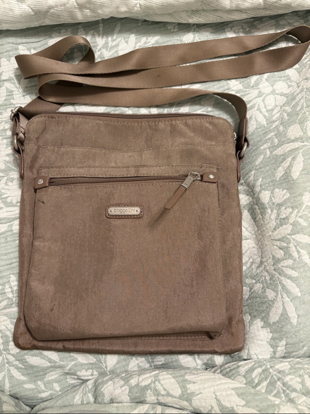 Baggallini brown messenger crossbody bag
